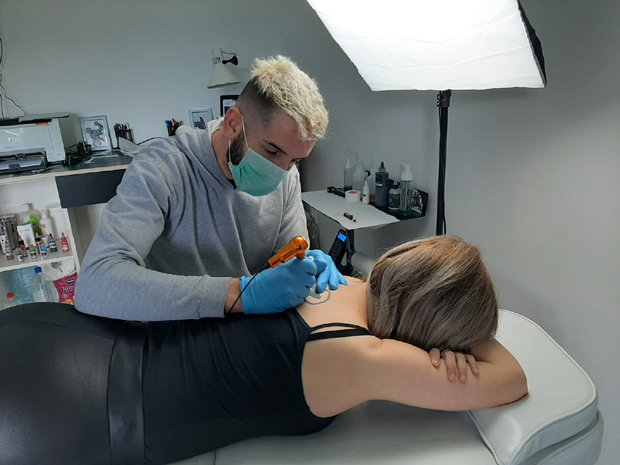 Радња за тетовирање у селу без амбуланте: Никола покренуо бизнис у приземљу куће
